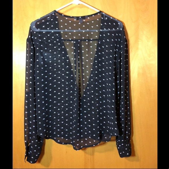 Flowy black top with triangle pattern - Picture 2 of 4